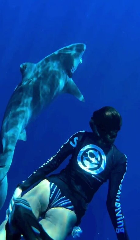 Nina Dobrev sexy xxx bilder