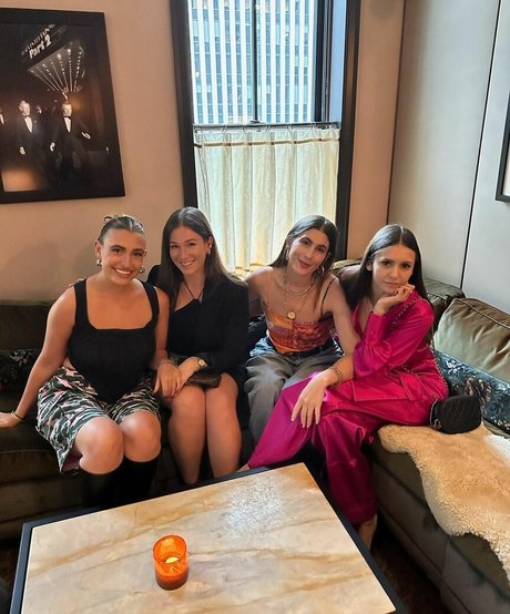 Nina Dobrev kostenlose pornostar bild