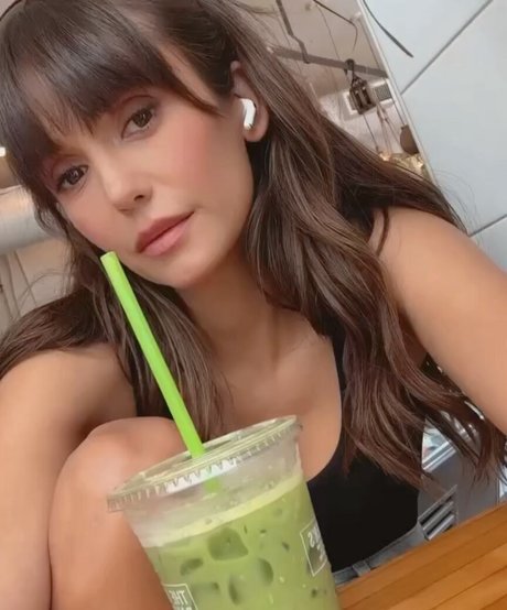 Nina Dobrev erwachsene exklusive archiv