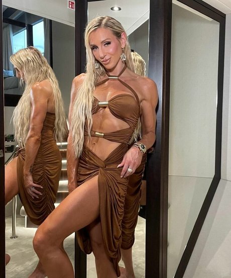 Charlotte Flair kostenlose heiße galerien