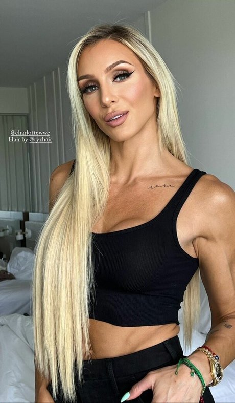 Charlotte Flair kunst nackte galerien