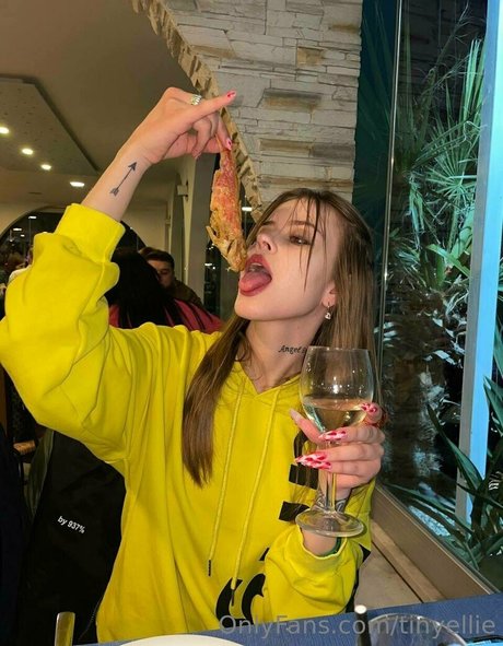 tinyellie porno erotische foto