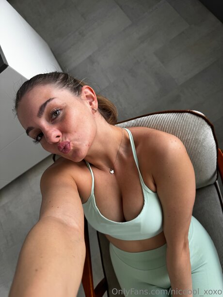 Nicoool Xoxo model nackte galerie