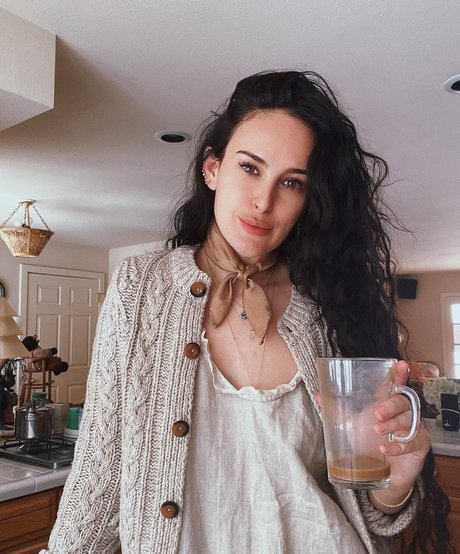 Rumer Willis kunst akt galerien