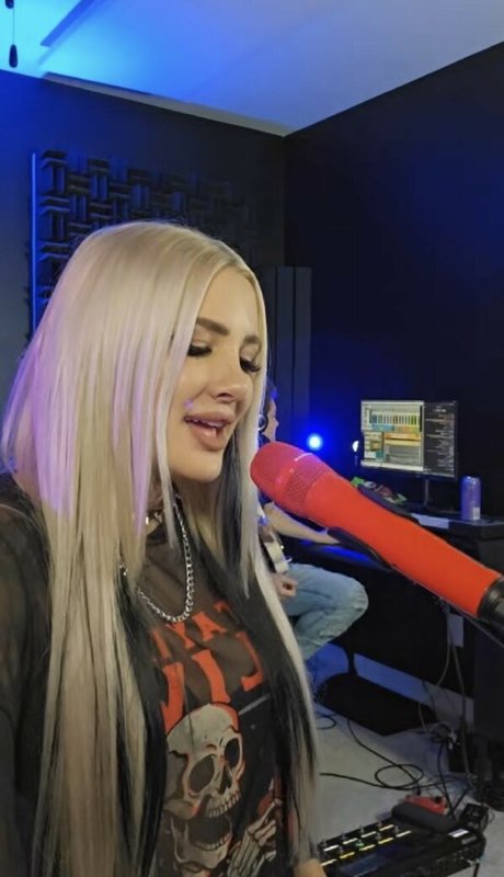 Addie Nicole Amick hd sexy bild