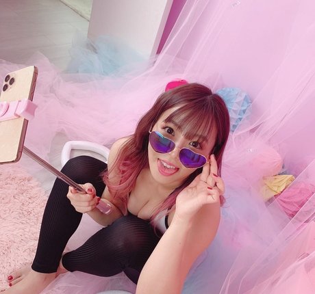 Mina Shirakawa exklusive schöne bild