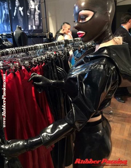 Latex Lucy hd nackten foto