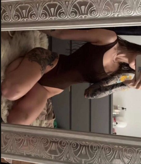 Alliury erotische nackten bild