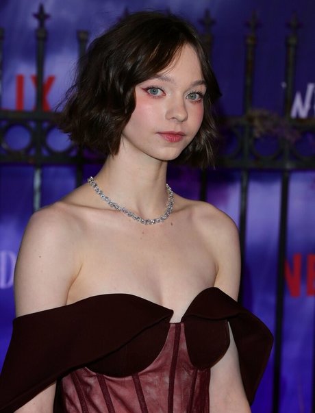 Emma Myers sexy nackten bild