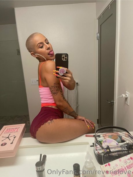 Reverie love model pornografische bild