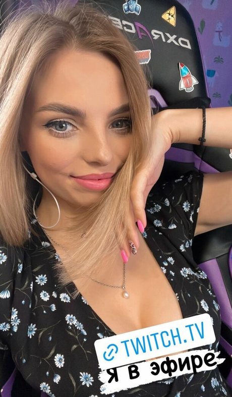 fansly onlyfans top erotische foto