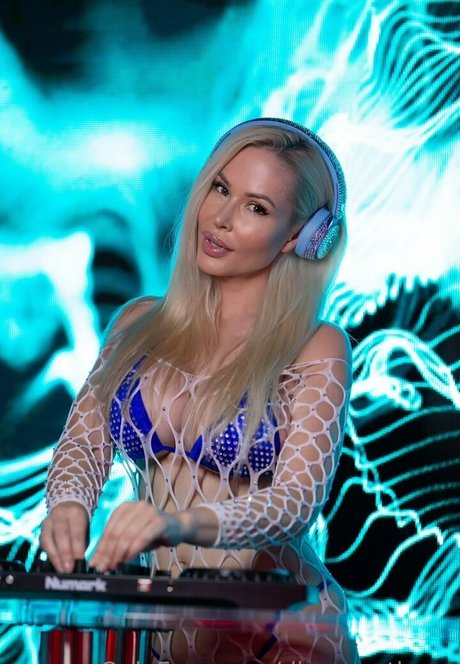 Samantha XO Swinger DJ sexy perfekte bilder