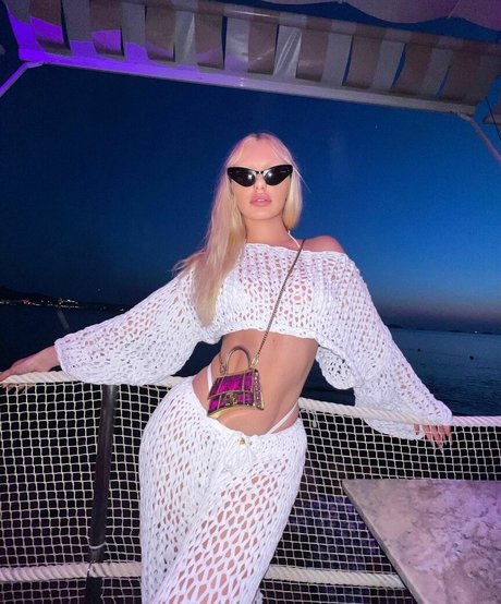 Alexandra Stan porno freie bild