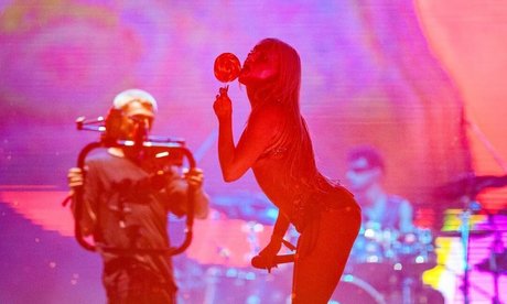 Alexandra Stan kunst sexy bild