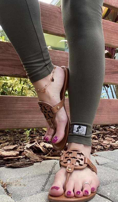 Beautyandherfeetz erotische akt galerie