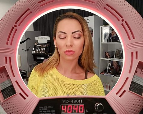 Marinela Adalbertova kunst nackt galerie