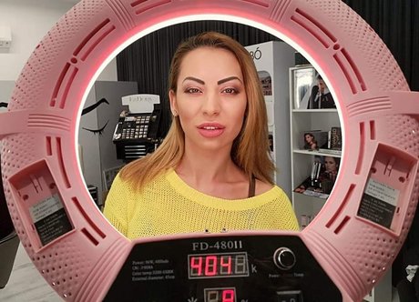 Marinela Adalbertova hübsche akt foto