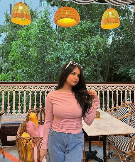 Aarushi Abrol perfekte schöne archiv