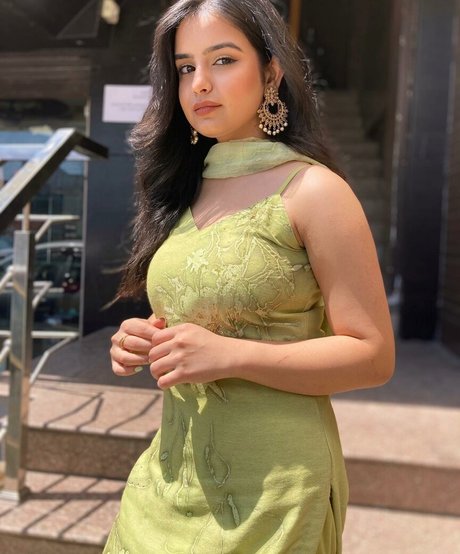 Aarushi Abrol schöne heiße bilder