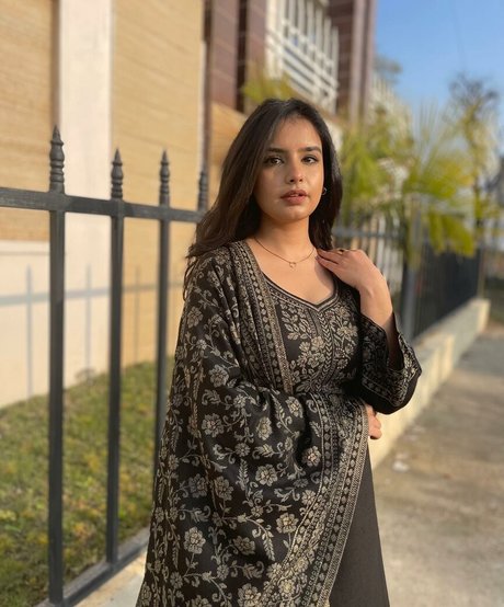 Aarushi Abrol hd nackten bild