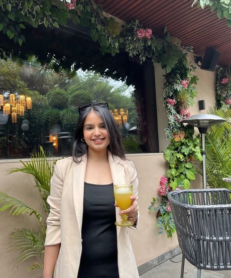 Aarushi Abrol kunst nackten bild