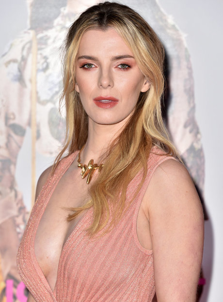Betty Gilpin schauspielerin nackte galerien