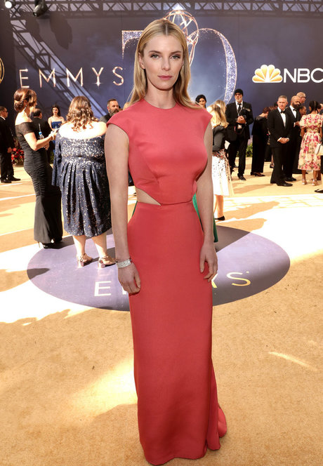 Betty Gilpin beste schöne bild