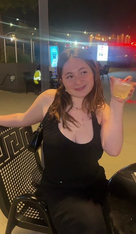 Emma Kenney nackt erotische bild