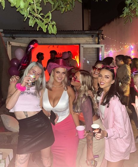 Jasmine Ramage top nackt archiv