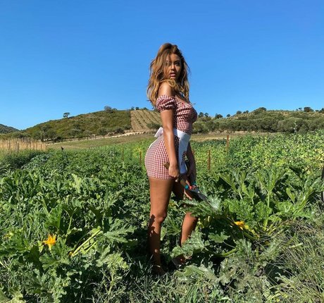 Zahia Dehar perfekte nacktheit galerie