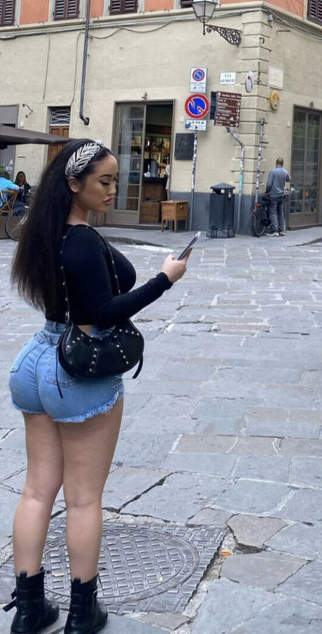 Axela Chen sexy top archiv