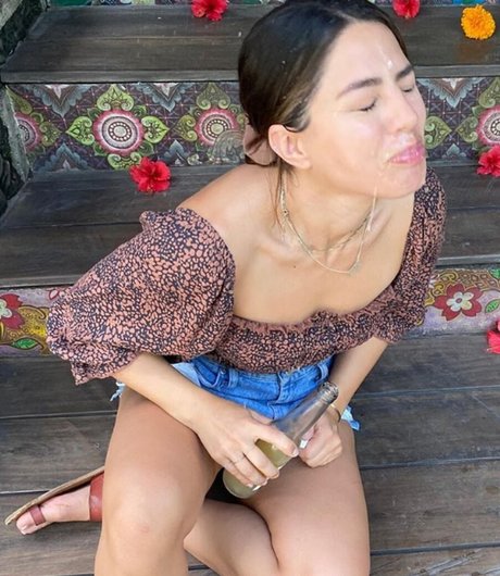Megan Batoon top sex bild