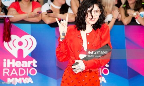 Grimes model sexy foto