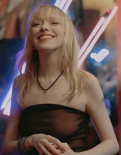 Amybeth McNulty schauspielerin akt foto