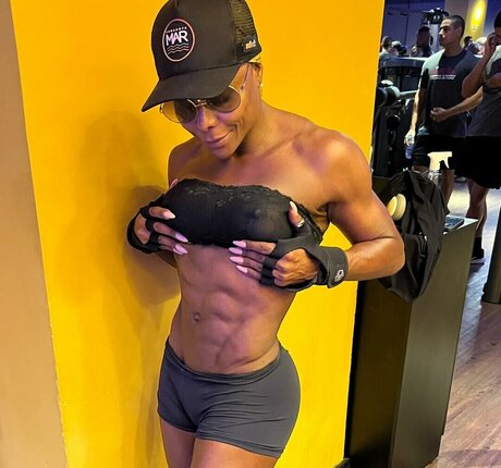 Adriana Bombom heiße nette galerien