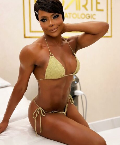 Adriana Bombom hübsche pornographische bilder