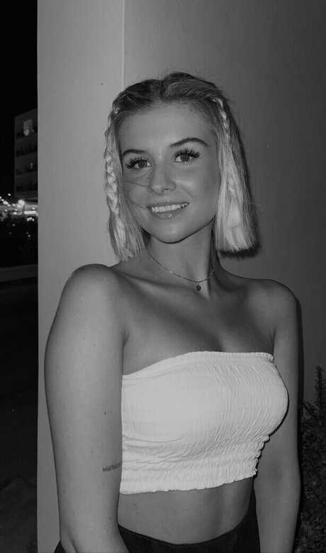 CorinaBRX nackt pornografische bild