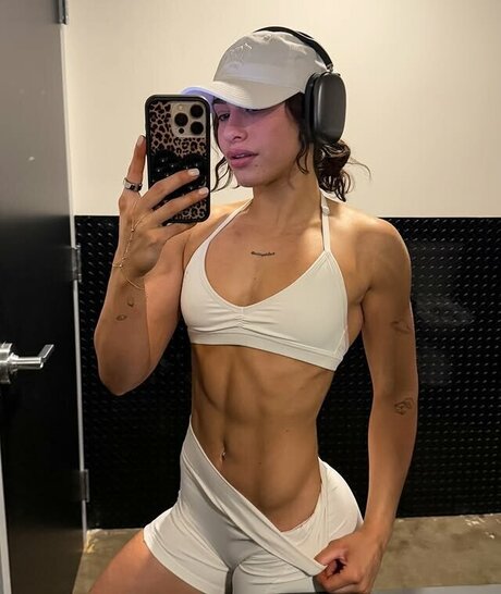 Thelatgirl erwachsene nacktheit fotos