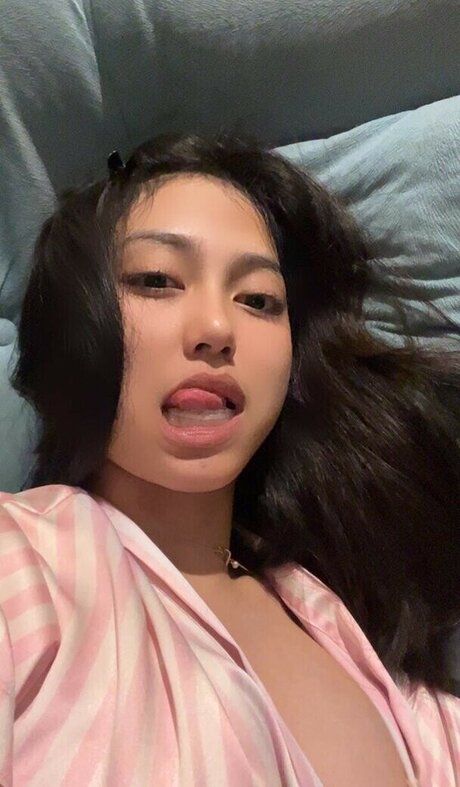 risaatjan exklusive nackte galerie