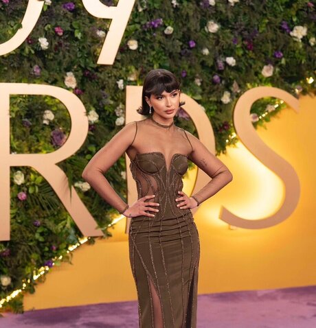 Azza Slimene erwachsene akt bild