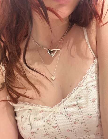 ellathelewd nackt akt bild