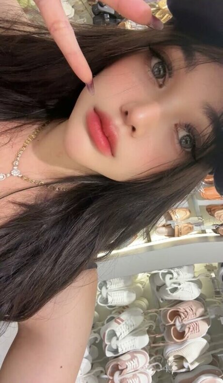 Olivea Hadid hd nackten foto