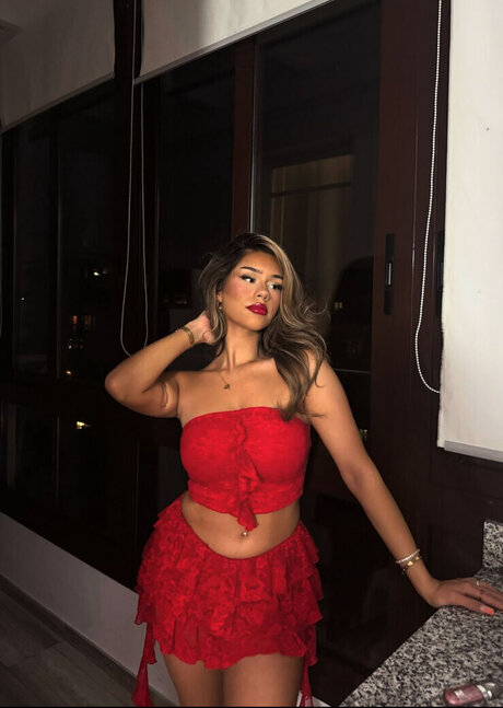 Almira Azemi perfekte pornographische bild