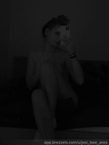 Jxsi bee ares sexy akt bild