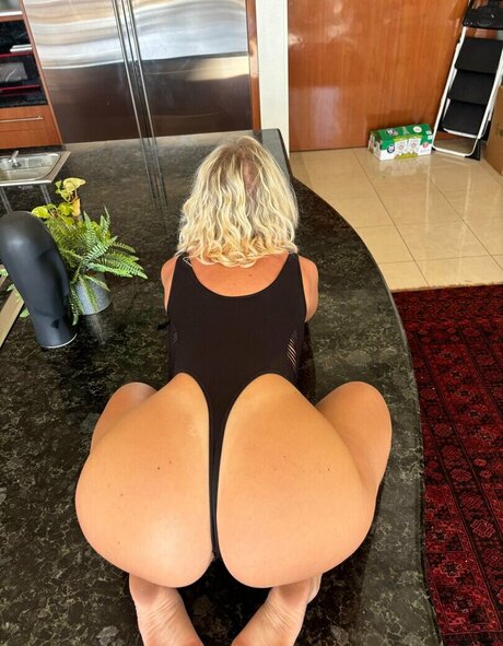 Jeneva From PARiTY kostenlose xxx fotos