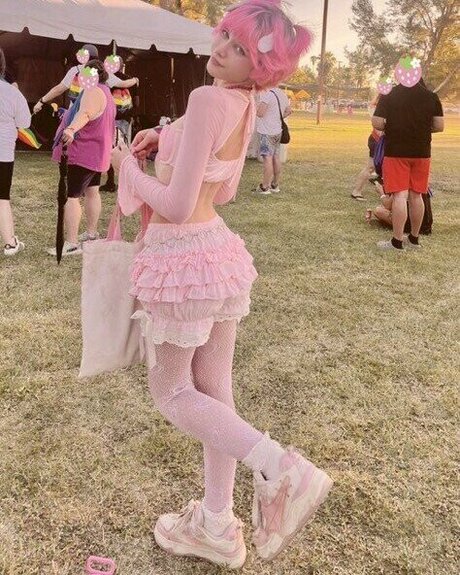 Strawbabyboy nacktheit erwachsene bild