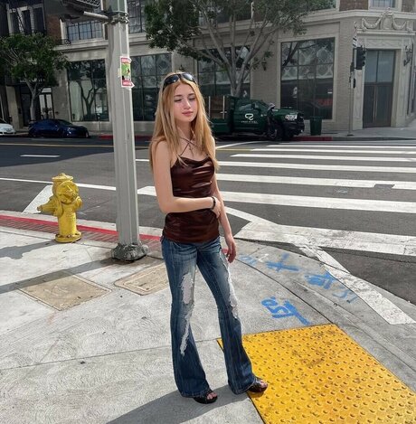 Emilykr0pp nackt akt bild