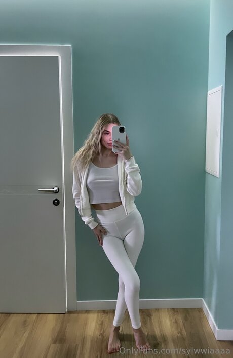 sylwwiaaaa schauspielerin kunst galerien