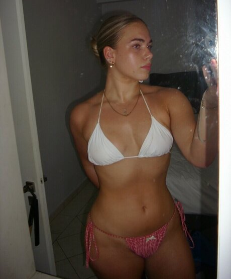 Izzy Swin heiße freie bilder