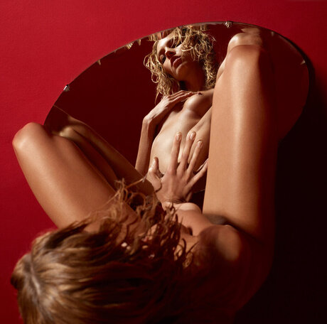 Lara Stone heiße kunst galerien